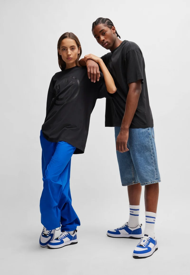 هوجو تيشيرت قطن بقصة واسعة وشعار الموسم الجديد